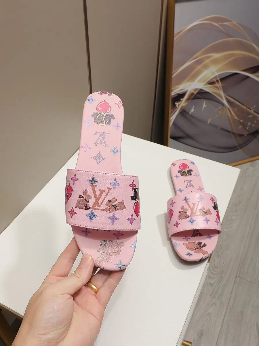 👟👟Ex-factory price 320👟👟 LV’s new flat-low flip-flops, 5D printed jade rabbit pattern, cowhide surface and sheepskin lining, genuine leather bottom imported from Italy, size 35-41